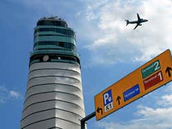 Aéroport de Vienne, Tour de contrôle