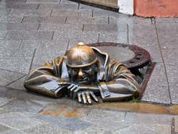 Une statue dans une rue de Bratislava