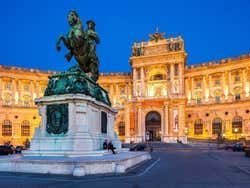 Le palais de la Hofburg illuminé