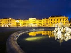 Le château de Schönbrunn à la tombée de la nuit