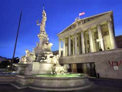 Le parlement autrichien à la tombée de la nuit