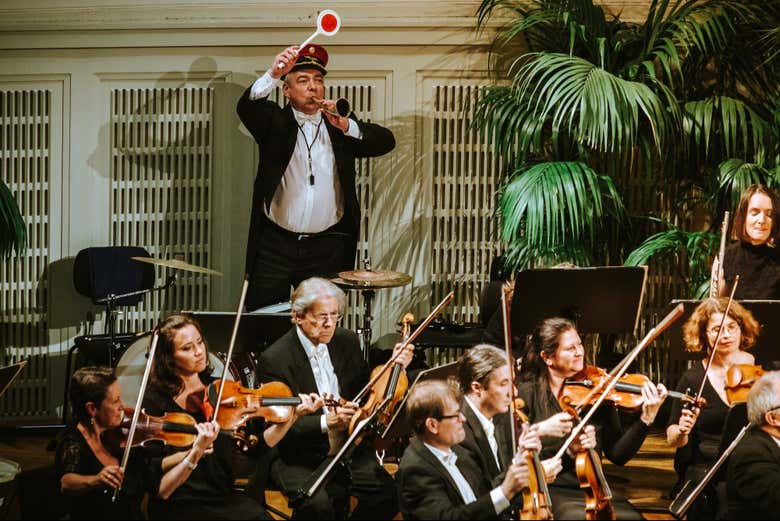 Un percussionniste passionné dirige l'orchestre